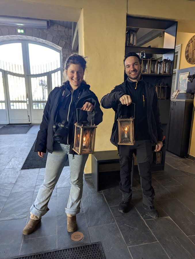 Ospiti che percorrono il recinto del castello di Turaida