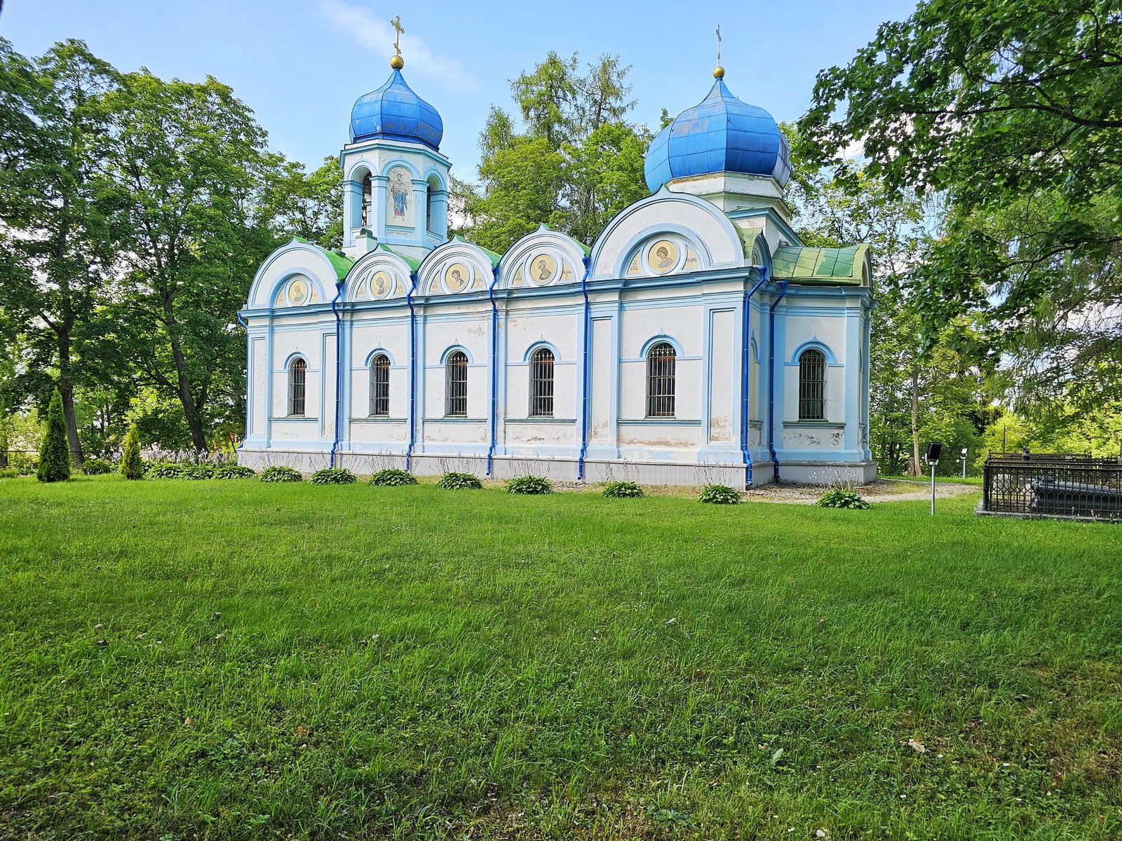 Una chiesa ortodossa dalle cupole azzurre nella campagna di Vidzeme