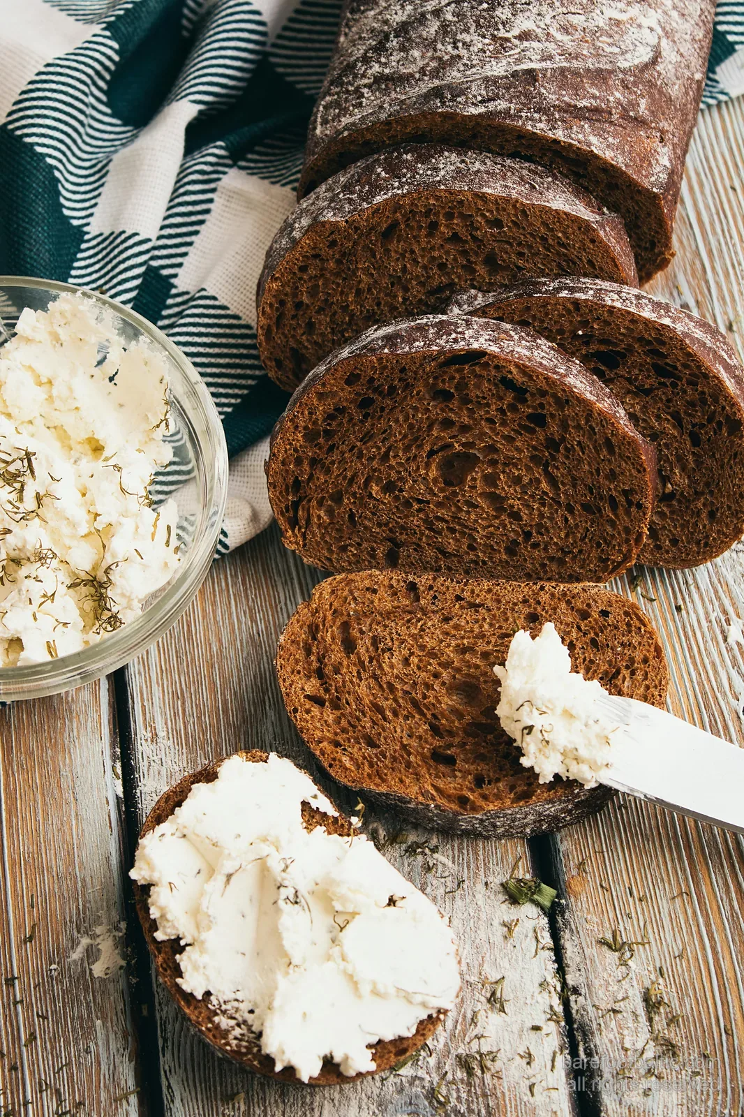 Rupjmaize lettone (pane di segale) con biezpiens (formaggio fresco), pilastri della tavola lettone.