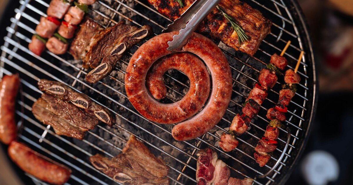Salsiccia lettone arrotolata, costine di maiale, costine di manzo e spiedini su una griglia a carbone, il fondamento della cucina lettone.