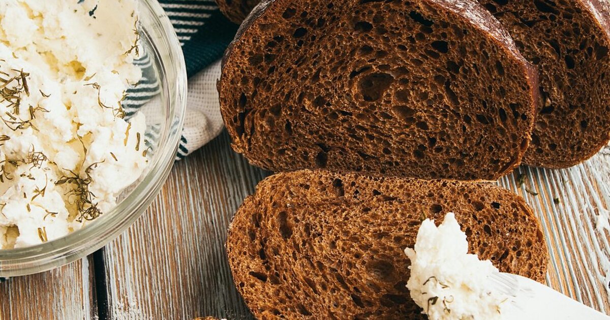 Rupjmaize lettone (pane di segale) con biezpiens (ricotta), pilastri della tavola lettone.