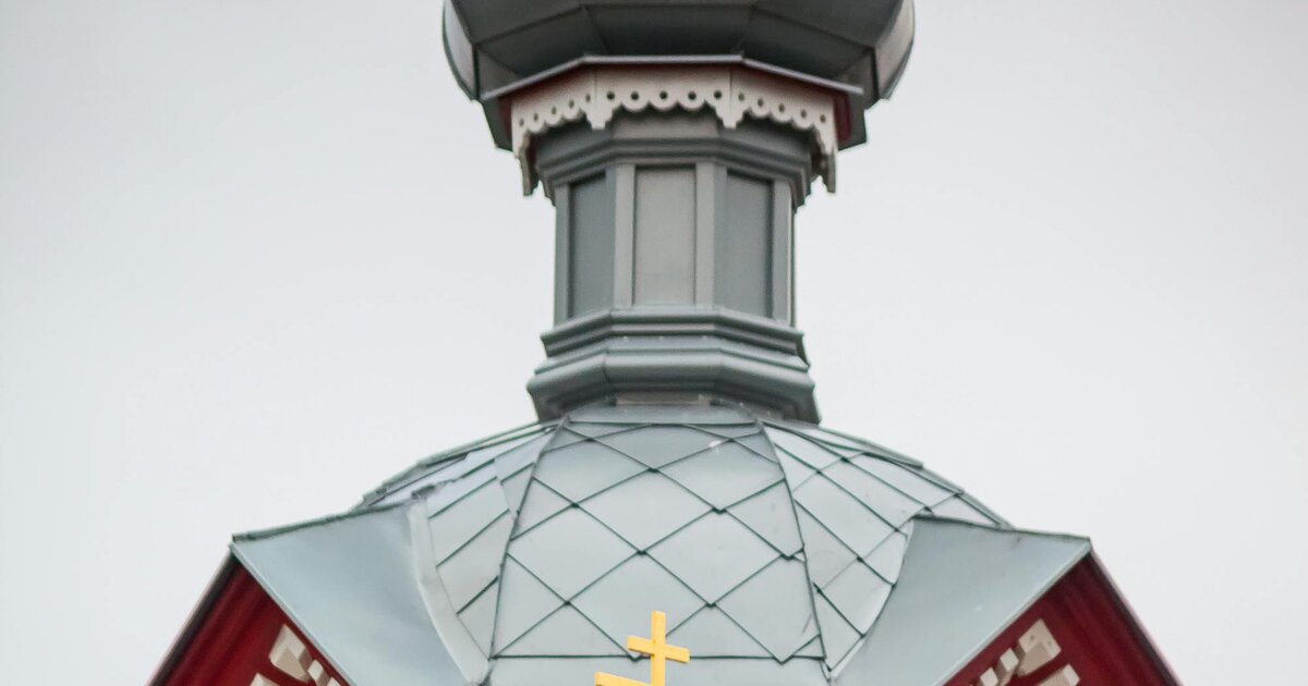 Una chiesa ortodossa di legno con cupola a cipolla e la croce ortodossa a otto punte e tre bracci, Lettonia.