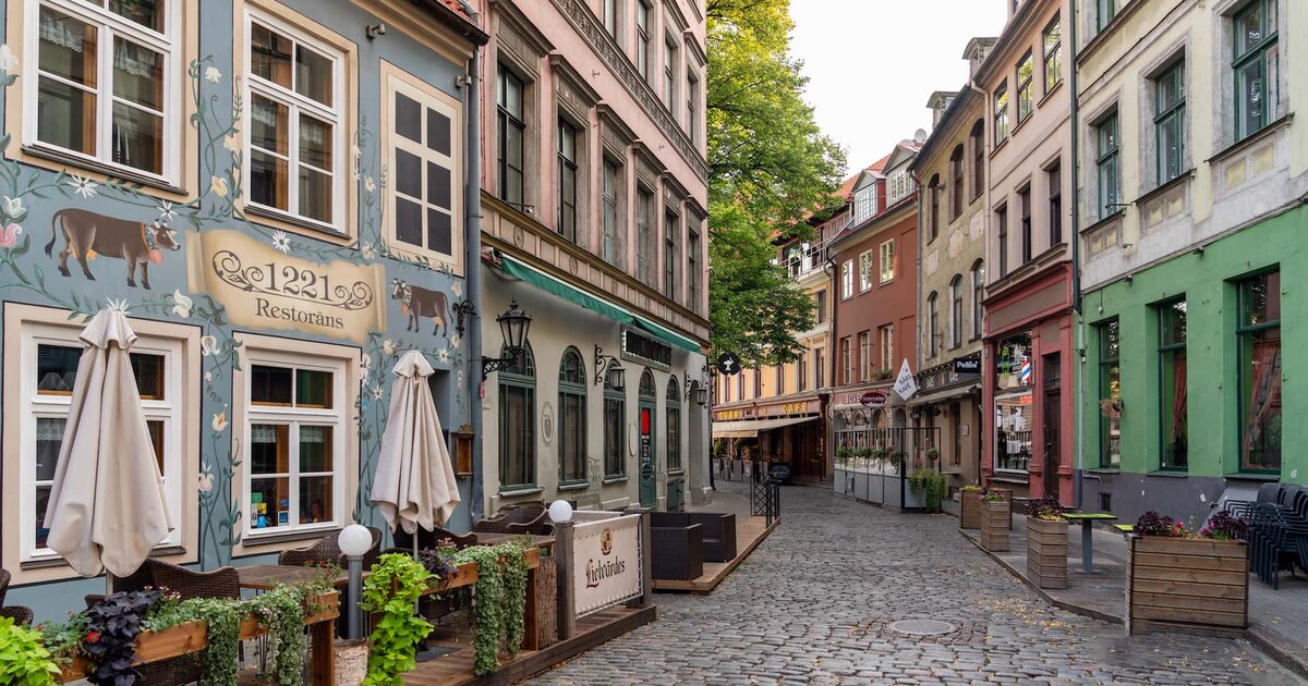 Strada acciottolata con ristoranti nella Città Vecchia di Riga, Lettonia.