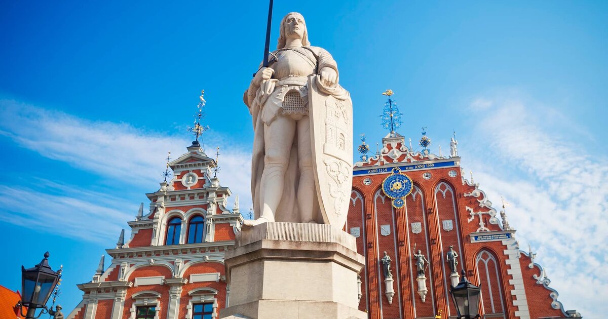 La statua di Rolando di Riga e la Casa delle Teste Nere, la città a confronto con Tallinn e Vilnius.