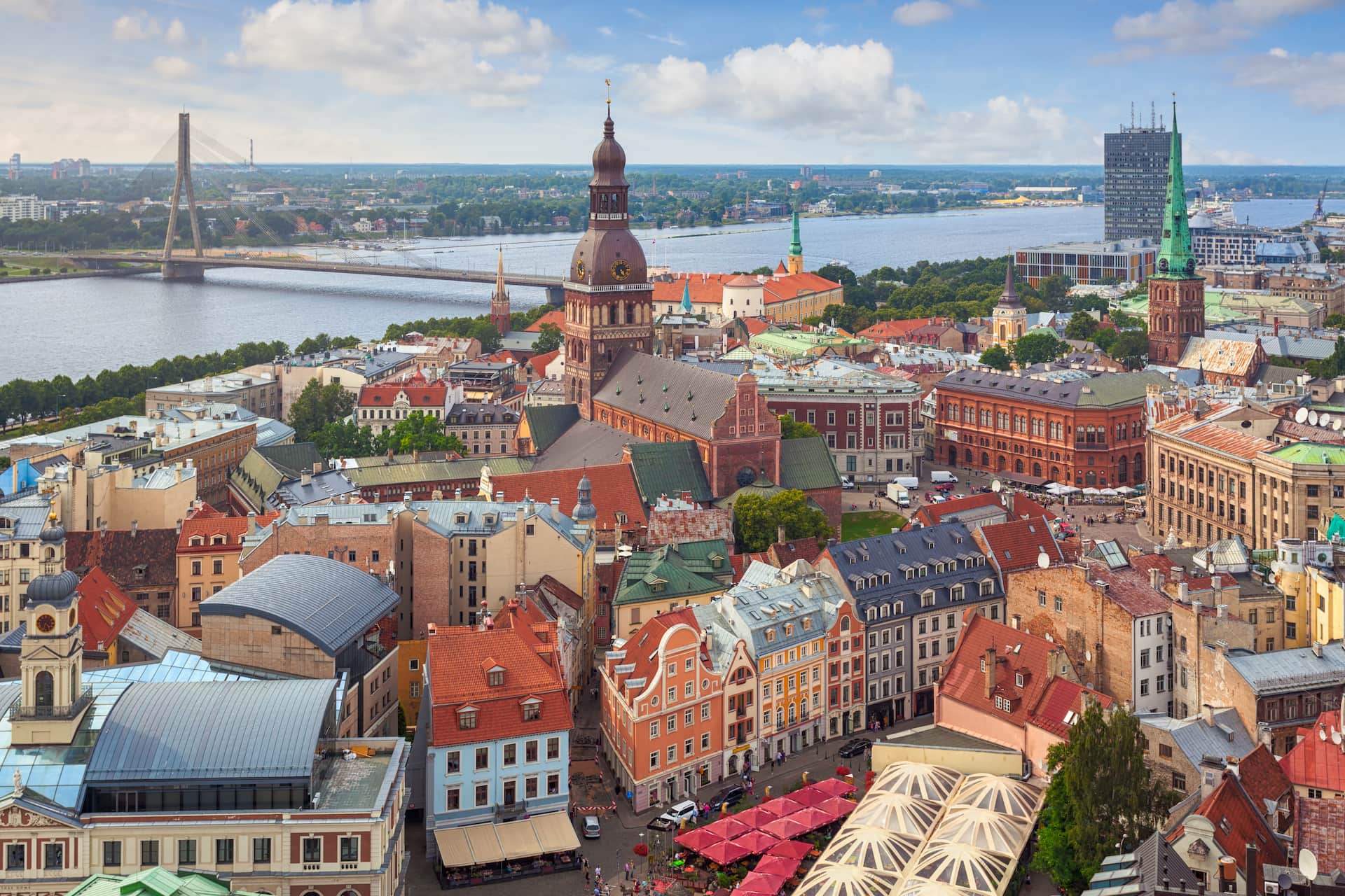 Veduta aerea della Città Vecchia di Riga e del fiume Daugava, con le navi da crociera al terminal passeggeri