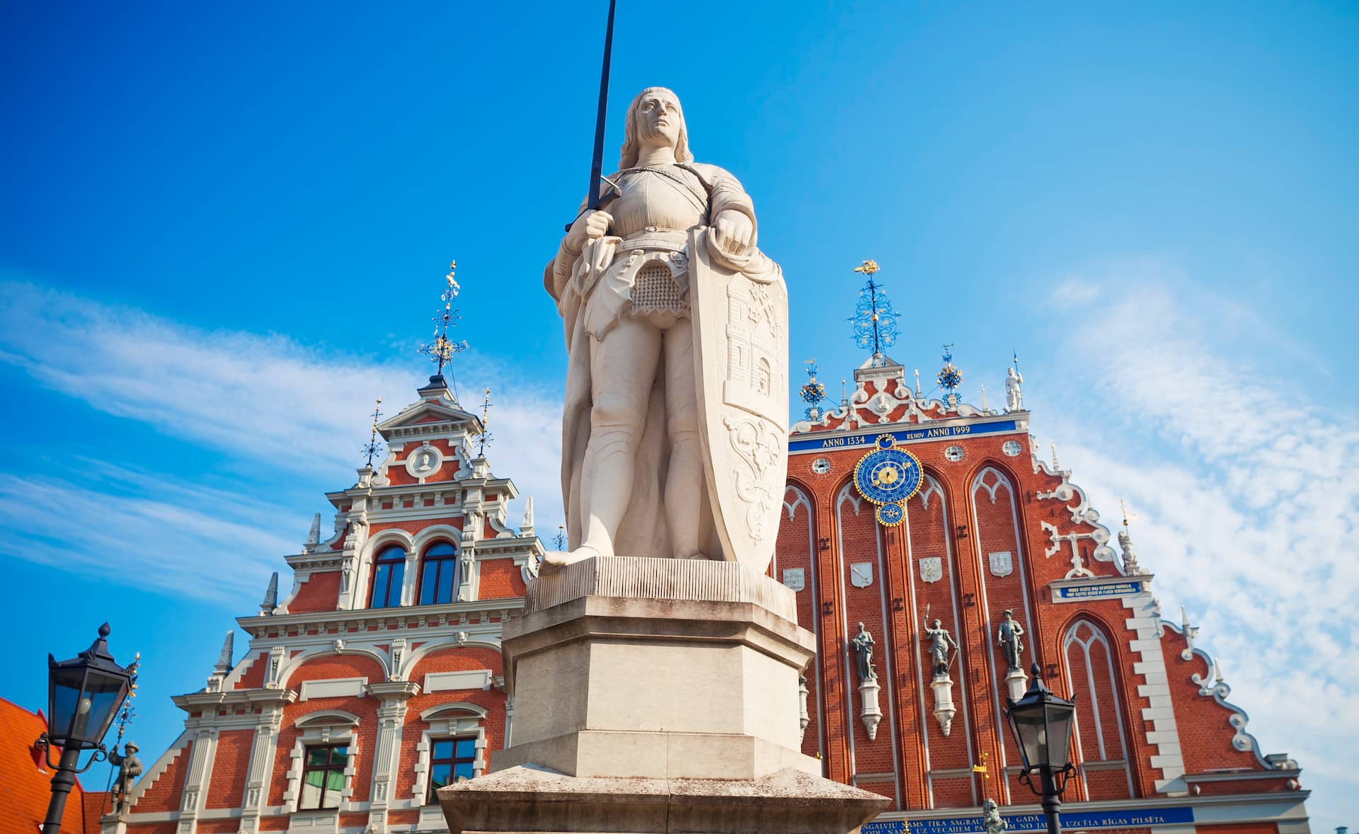 Statua di Roland davanti alla Casa delle Teste Nere anseatica restaurata, Città Vecchia di Riga, Lettonia